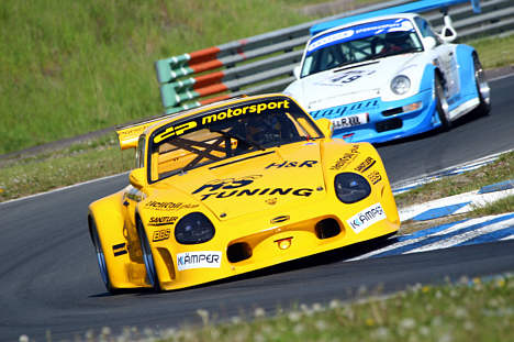 Fra Tyskland kommer et felt af heftige racervogne til start, heriblandt Daniel Schrey i denne Porsche 996 Turbo.
